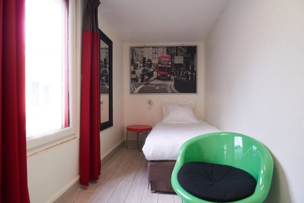 Photo d'une chambre individuelle de l'Hôtel Chateaubriand à Nantes.