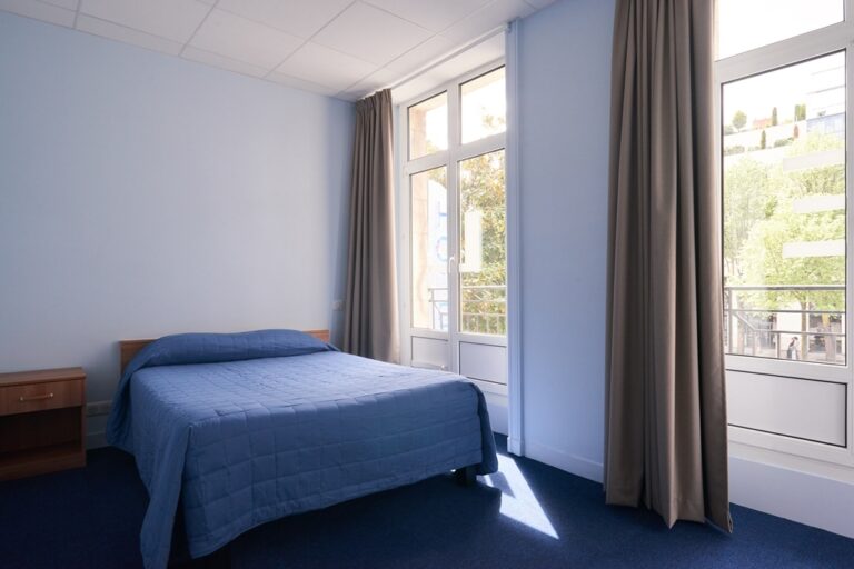 Photo d'une chambre double à l'Hôtel Petit Duquesne à Nantes.