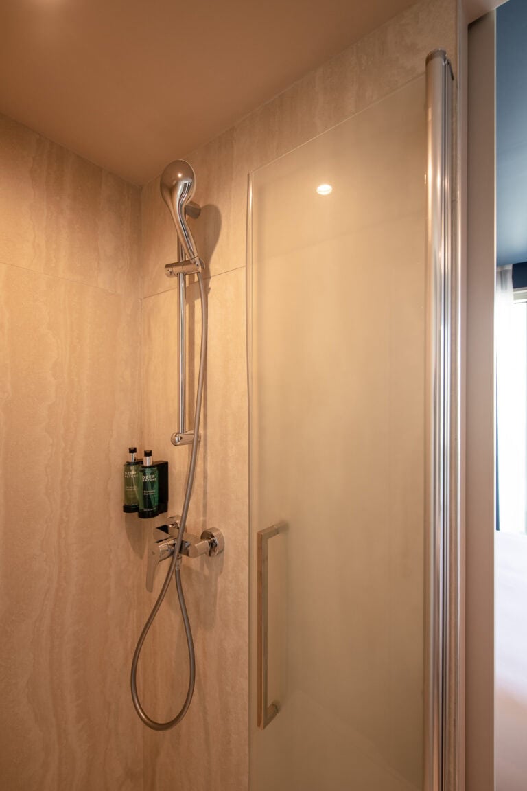 Douche de la salle de bain d'une chambre de l'Hôtel de la Cité à Nantes.