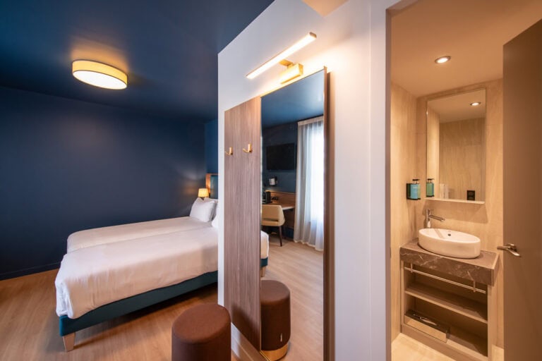 Photo d'une chambre double avec lit jumeaux (Twin) à l'Hôtel de la Cité à Nantes.