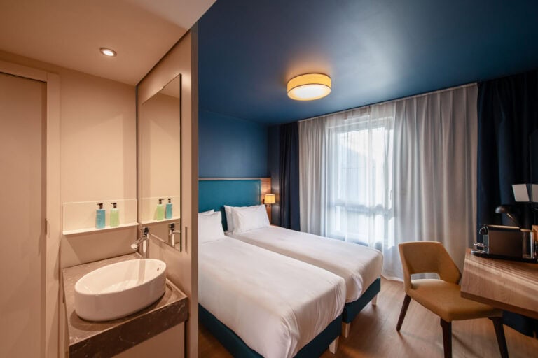 Photo d'une chambre double avec lit jumeaux (Twin) à l'Hôtel de la Cité à Nantes.