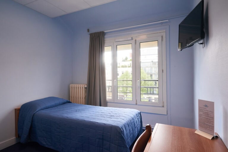 Photo d'une chambre individuelle à l'Hôtel Petit Duquesne à Nantes.