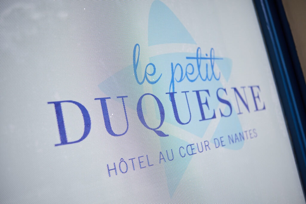 Logo de l'Hôtel Petit Duquesne à Nantes.